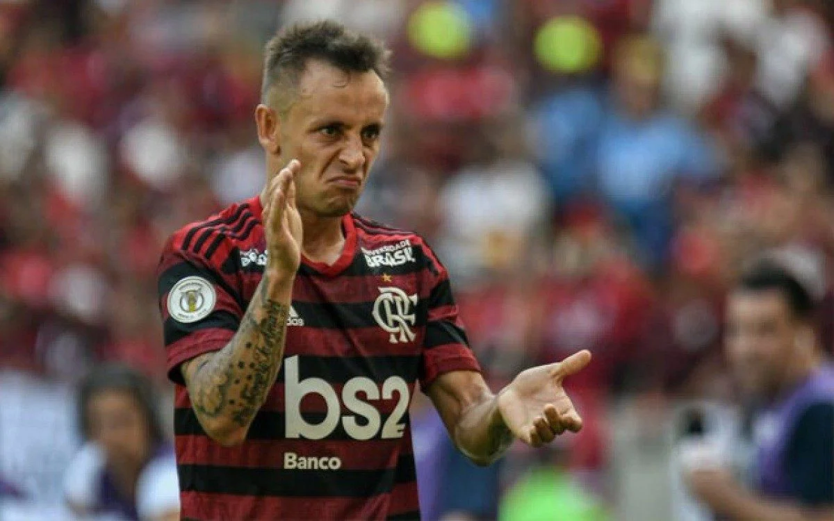 Flamengo fala em 'indefinições financeiras' e oficializa desistência de Rafinha